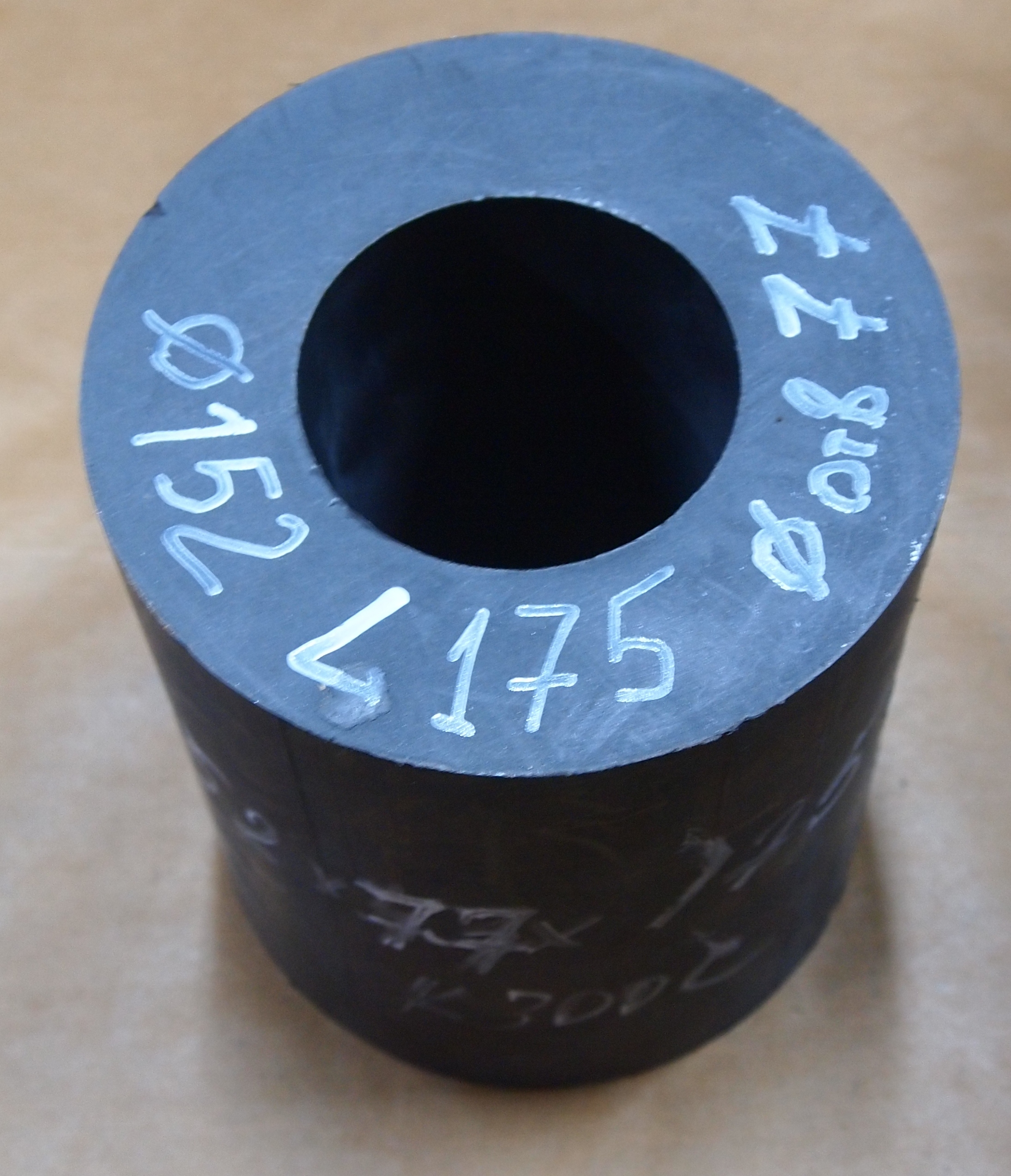 Фторопласт графитонасыщенный d - 152 , L 175 , d отв - 77, кг - 5,14