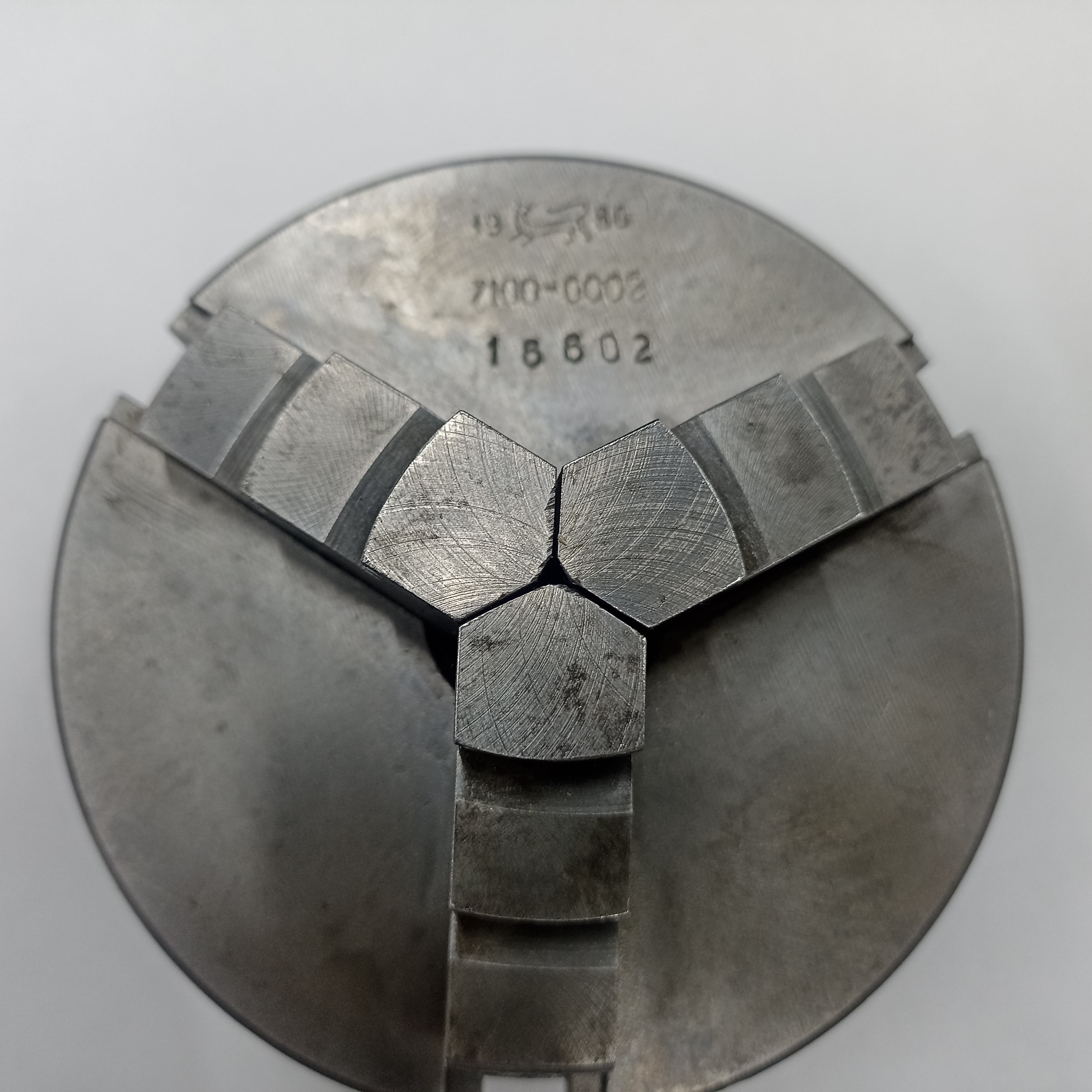 Патрон токарный самоцентрирующийся 3Х кулачковый 7100-0002 d100 с прямыми кулачками с посадкой на планшайбу посадочный поясок d72