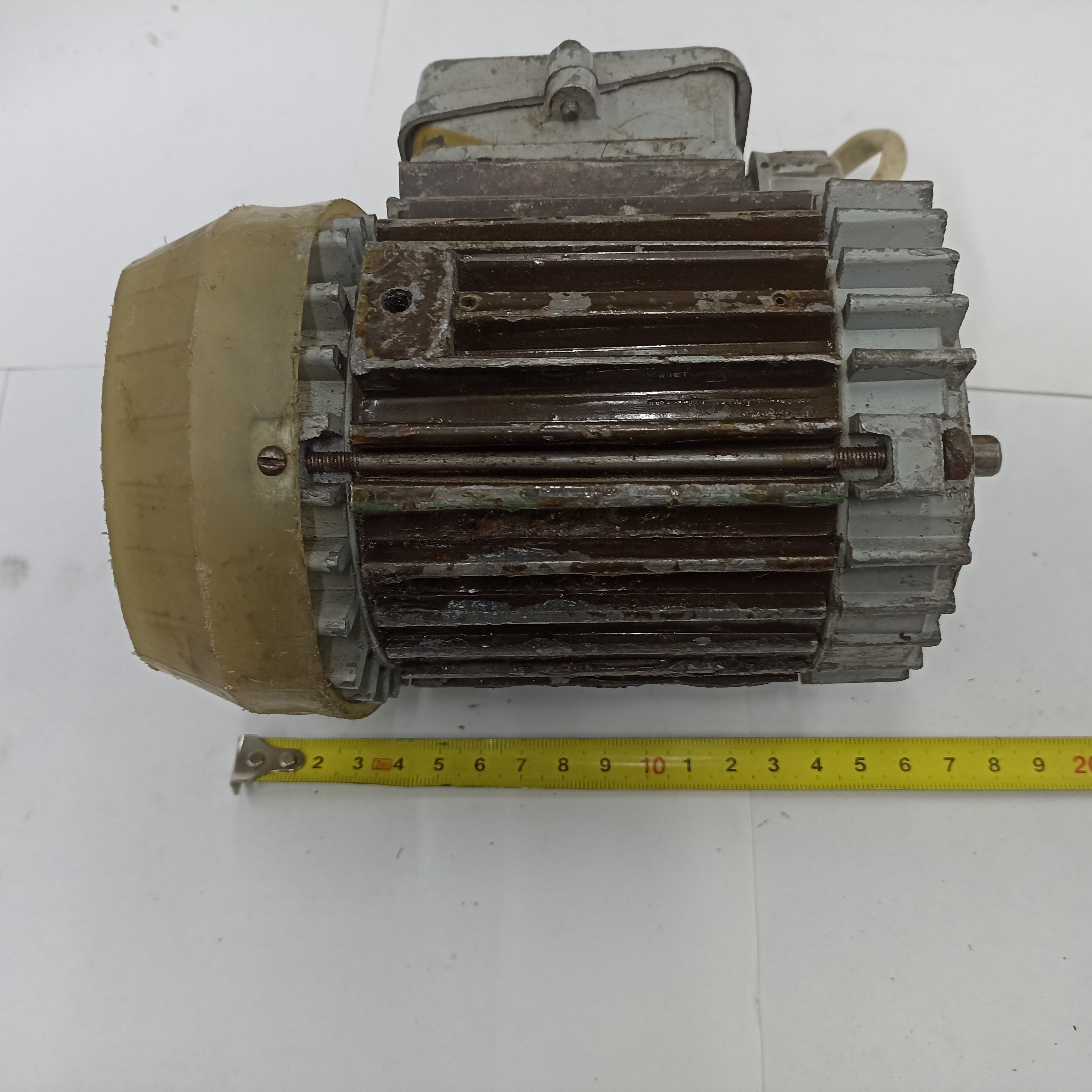 Электродвигатель асинхронный  380V вал D-9 мм