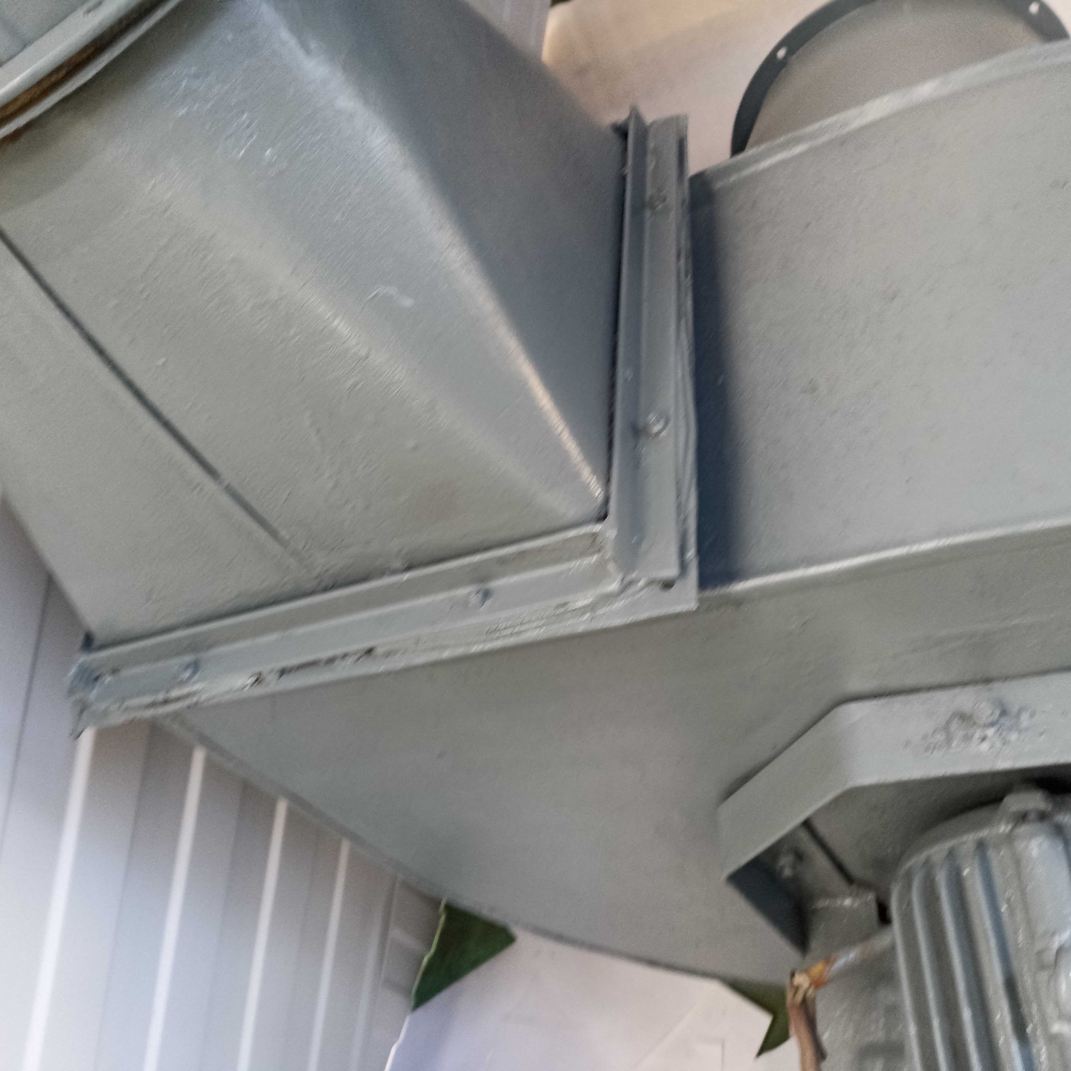 Улитка вытяжная с электромотором 380V , высота 1630мм, ширина 1130мм, длина 1000мм