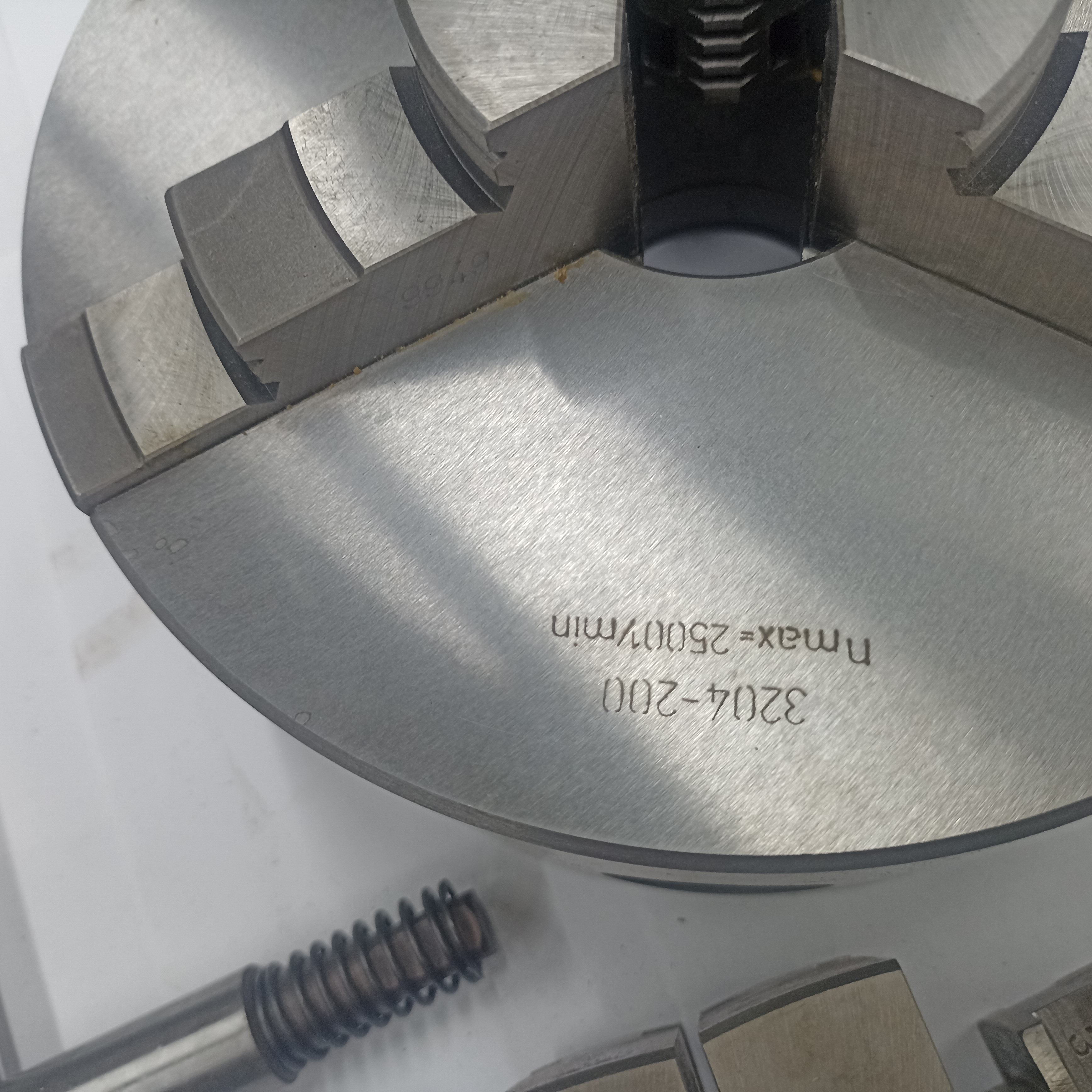 Патрон токарный самоцентрирующийся 3х кулачковый 3204-200(Польша БИЗОН) d200  с посадкой на планшайбу комплект (прямые и обратные кулачки, ключ, 6 болтов)