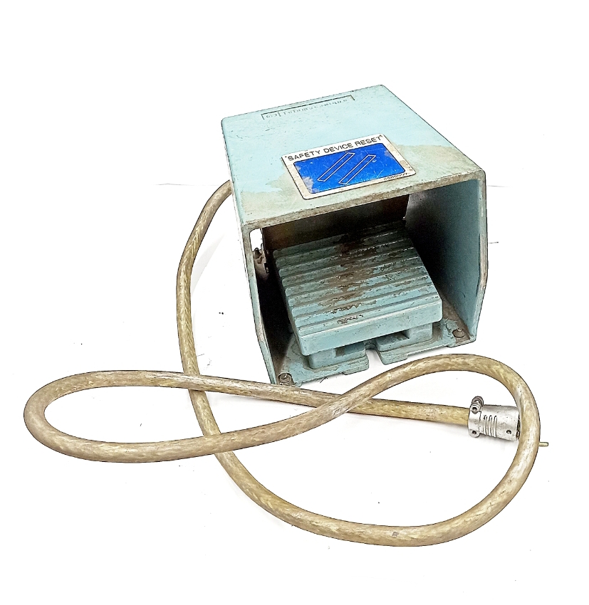 Металлический педальный выключатель для станка XPE-M  UI :500V,  UI MP:6kv