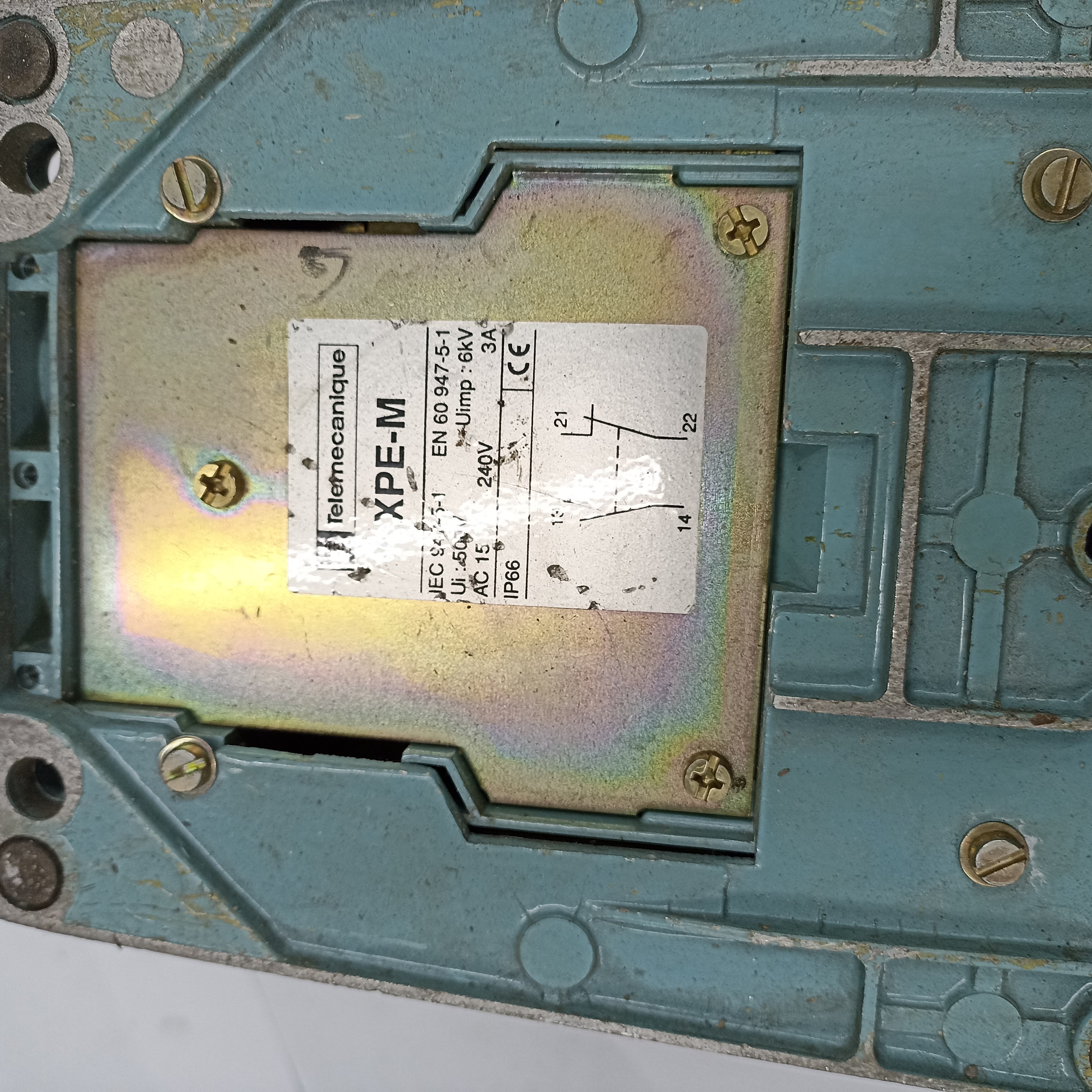 Металлический педальный выключатель для станка XPE-M  UI :500V,  UI MP:6kv