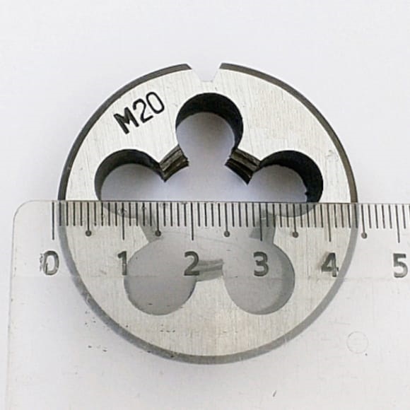 Плашка М20х2,5мм 9ХС (D-45мм, L-18мм, 5-стружечных отв.) ГОСТ 9740-71