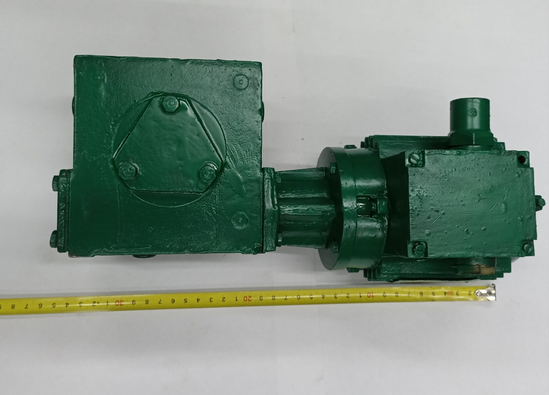 Мотор редуктор  220/380V, передаточное число  150/1